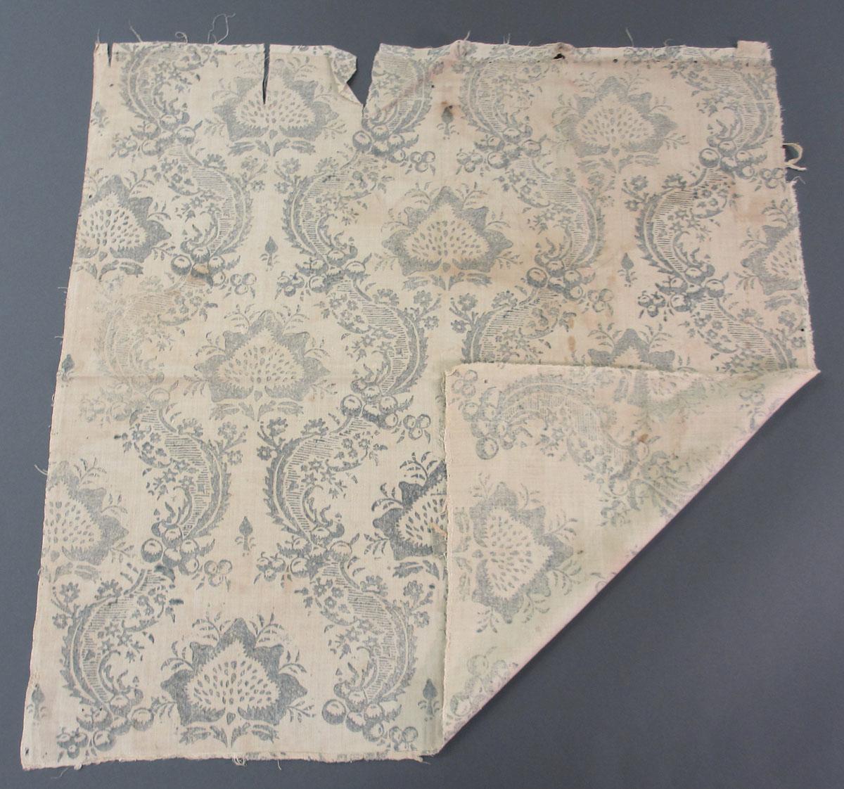 1958.0071.001 Textile, printed folded corner