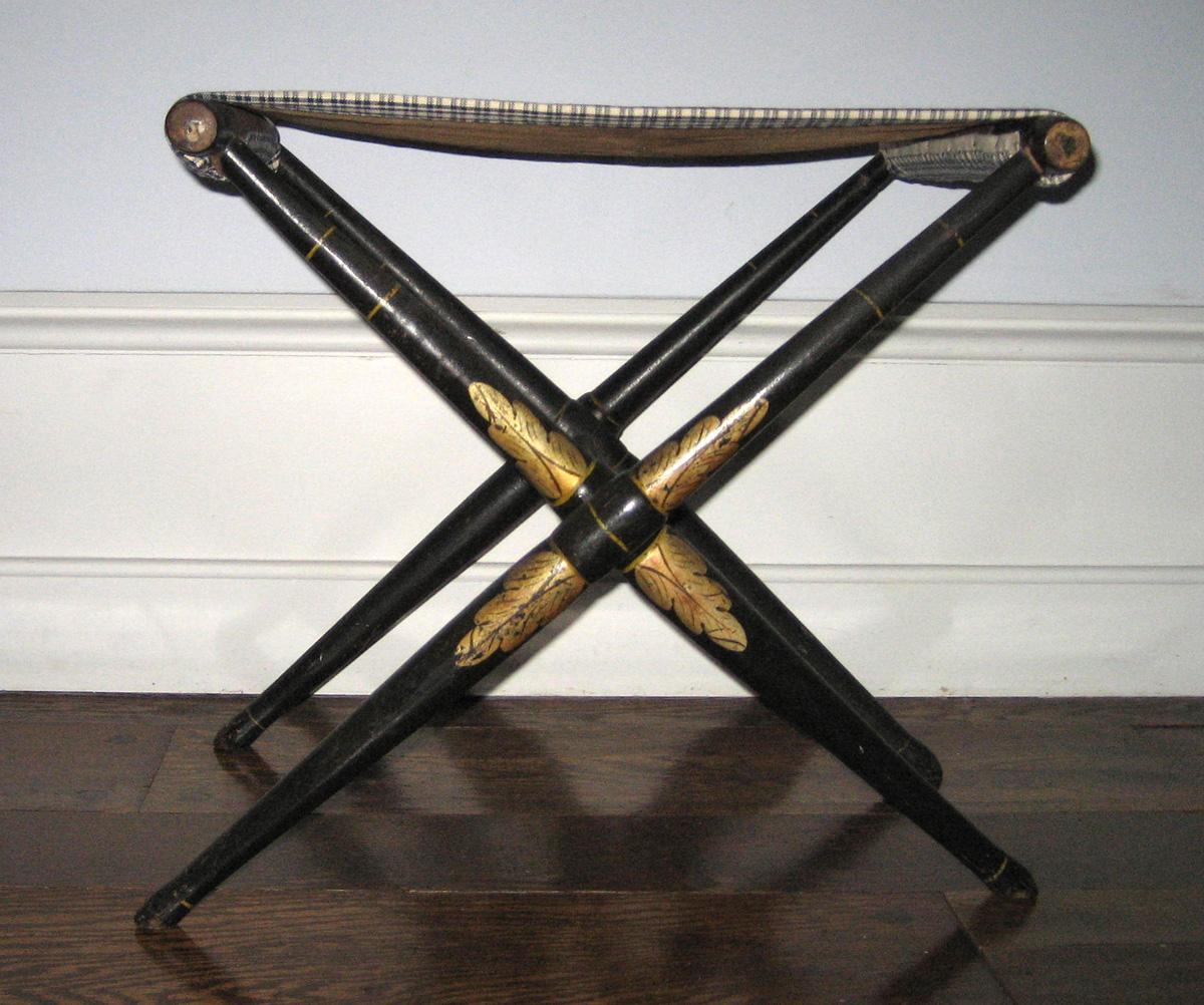 1989.0033 stool view 1