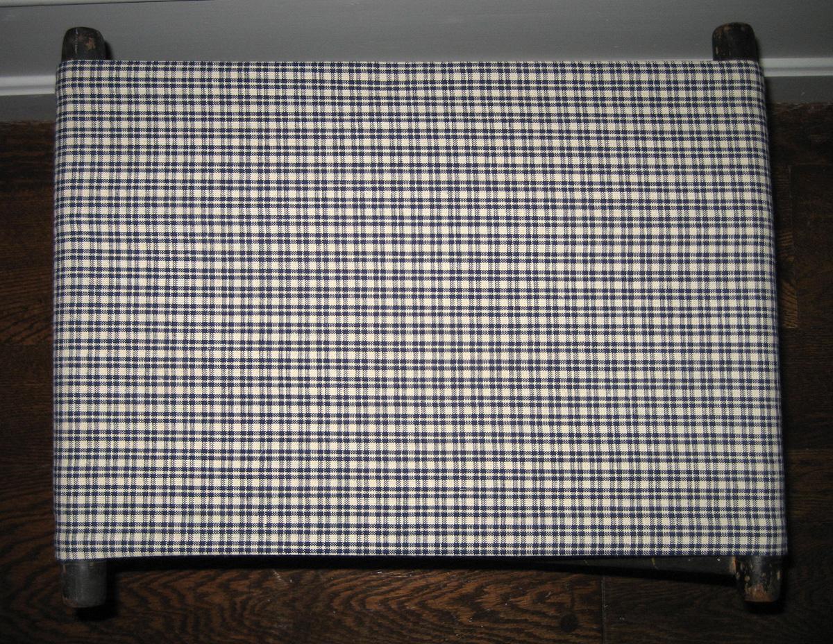 1989.0033 stool view 3