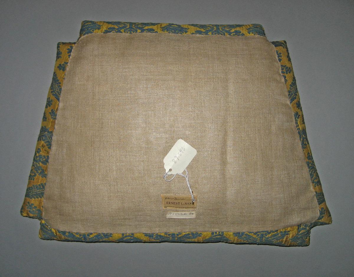 1989.0546 cushion view 2
