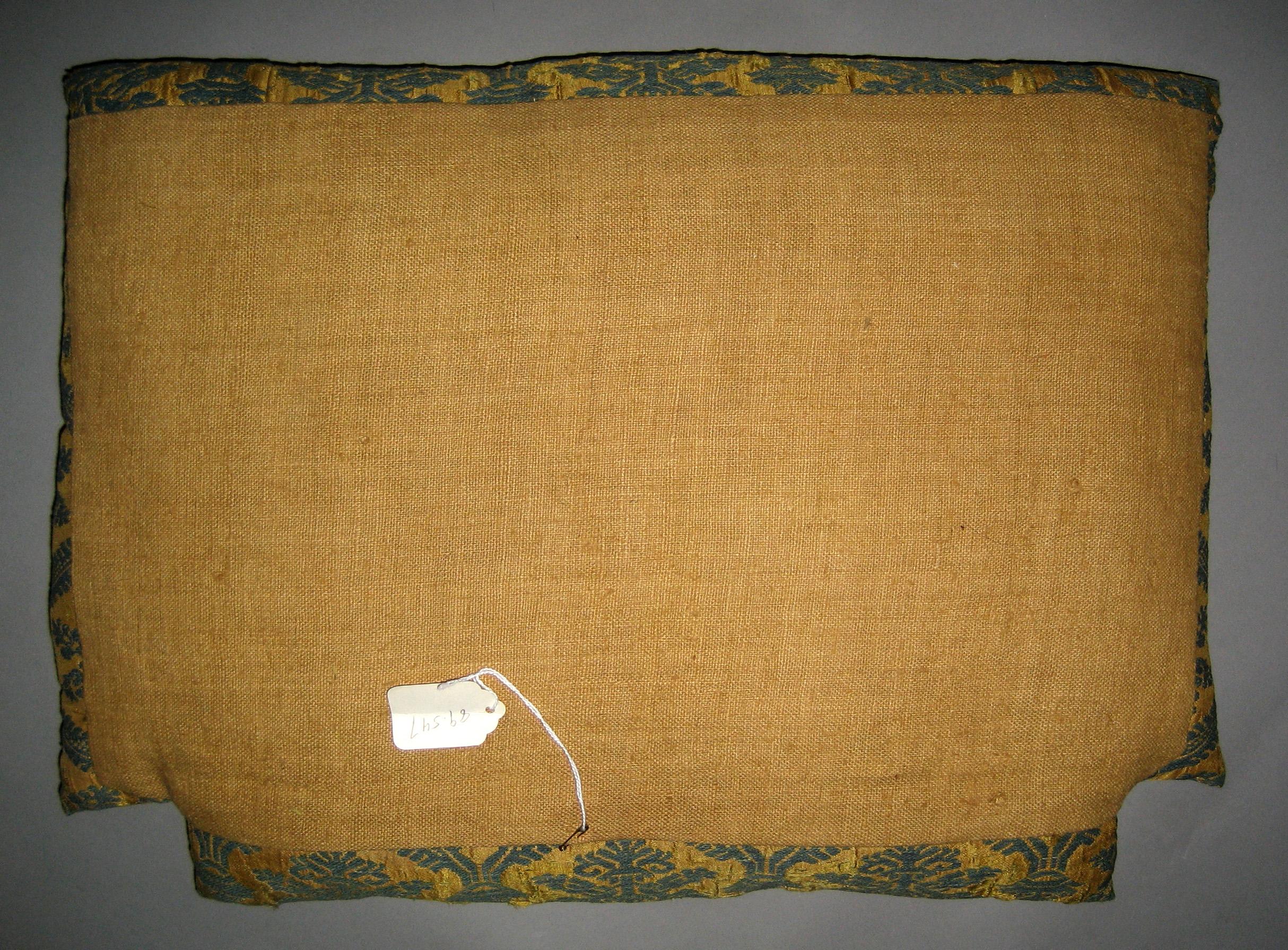1989.0547  cushion, reverse