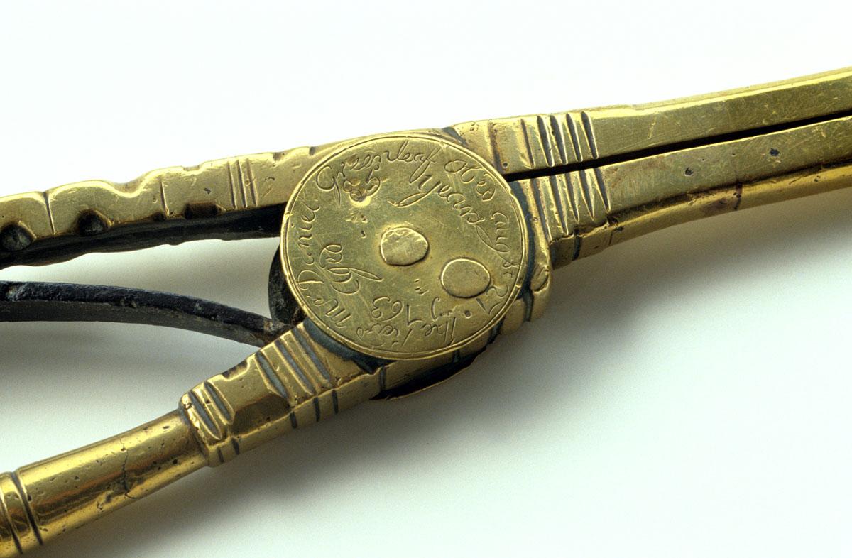 1990.0034 Tongs detail