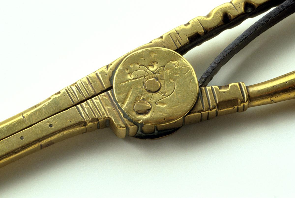 1990.0034 Tongs detail, reverse