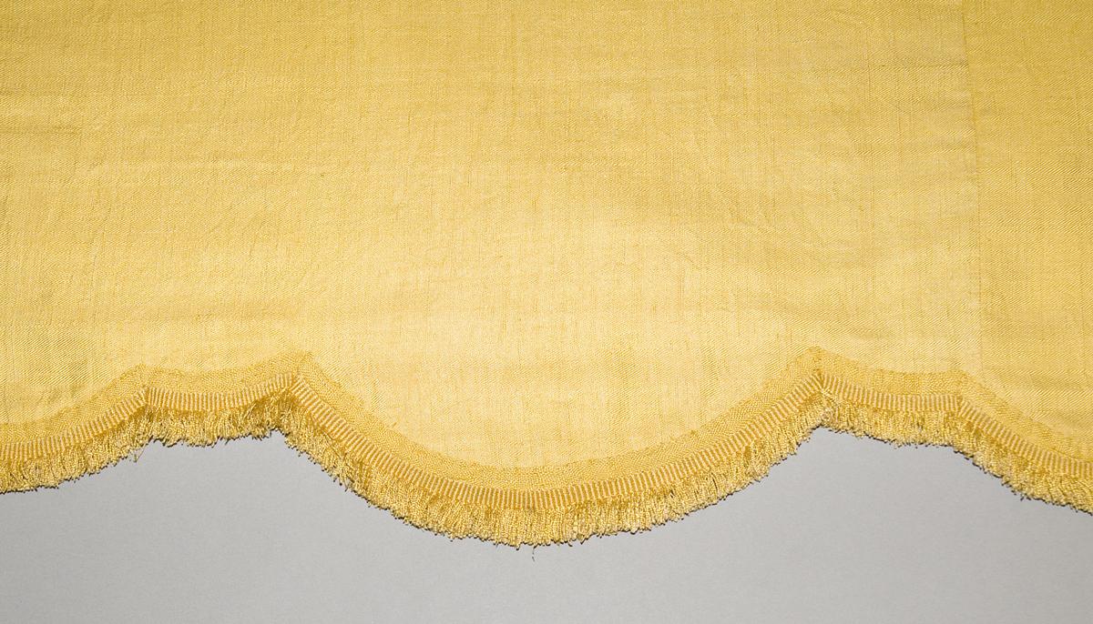 1952.0345 Window hanging, valance detail