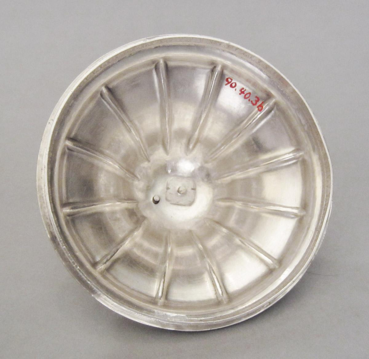 1990.0040.003 B Sugar bowl, lid, underside