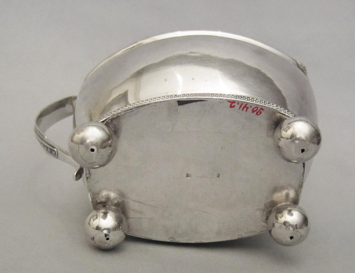 1990.0041.002 Cream pot, underside
