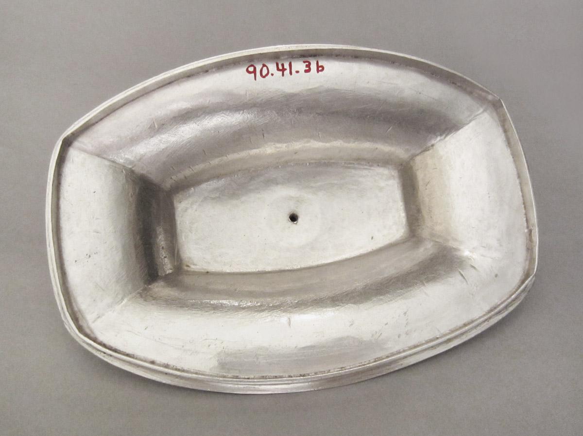 1990.0041.003 B Sugar bowl, lid, underside
