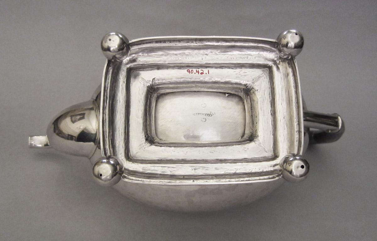 1990.0042.001 Teapot, underside