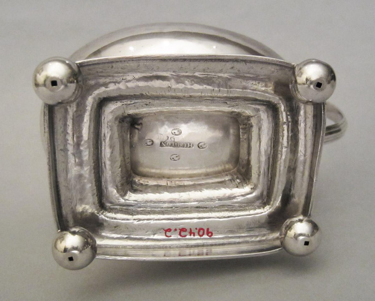 1990.0042.002 Cream pot, underside
