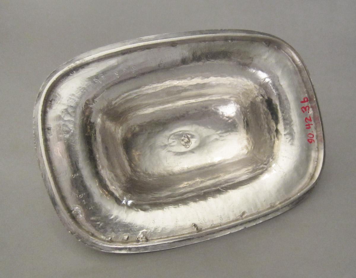 1990.0042.003 B Sugar bowl, lid, underside