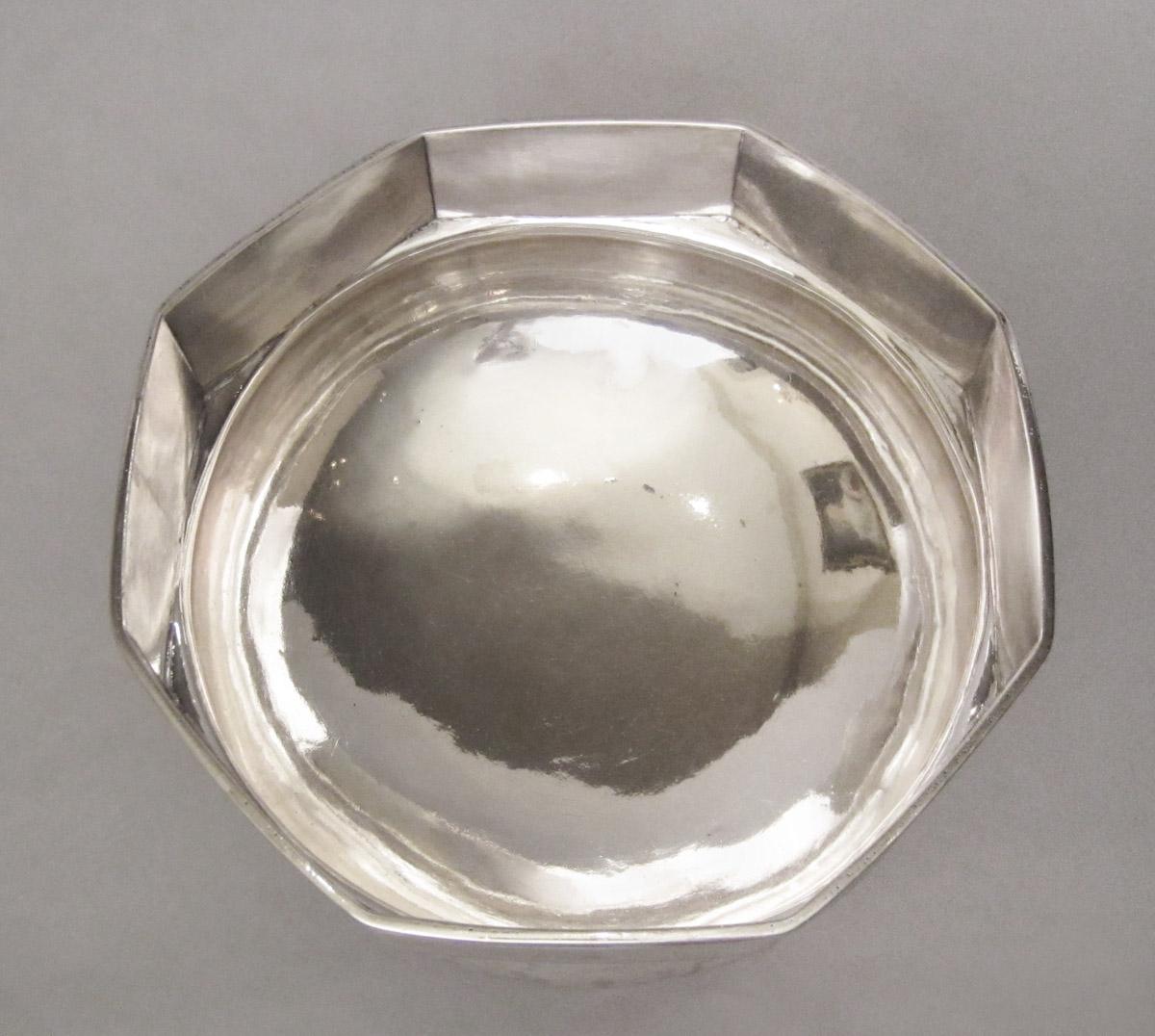 1990.0042.004 Slop bowl, interior