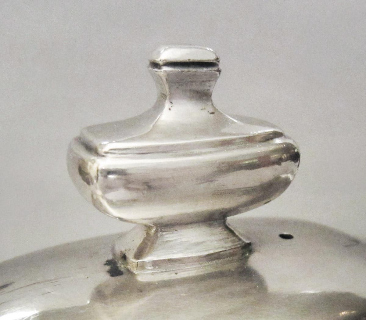 1990.0043.001 Teapot, detail 1