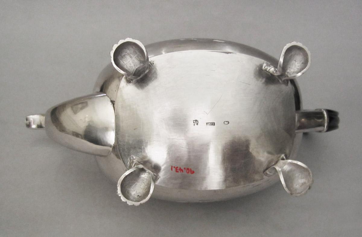 1990.0043.001 Teapot, underside
