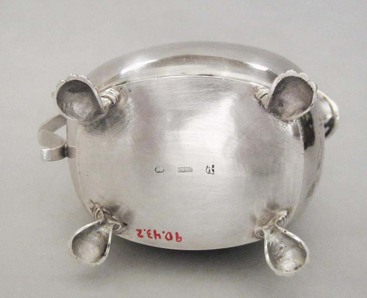 1990.0043.002 Cream pot, underside