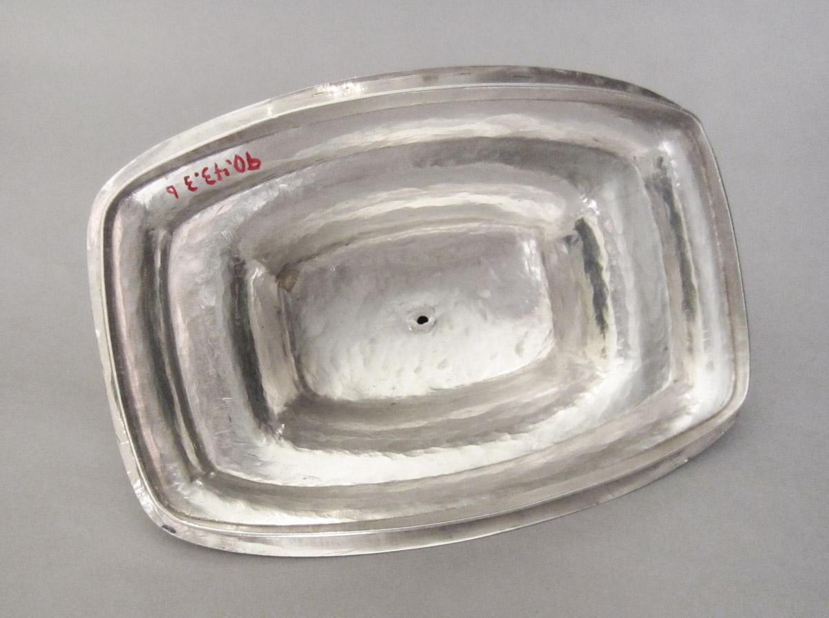 1990.0043.003 B Sugar bowl, lid, underside