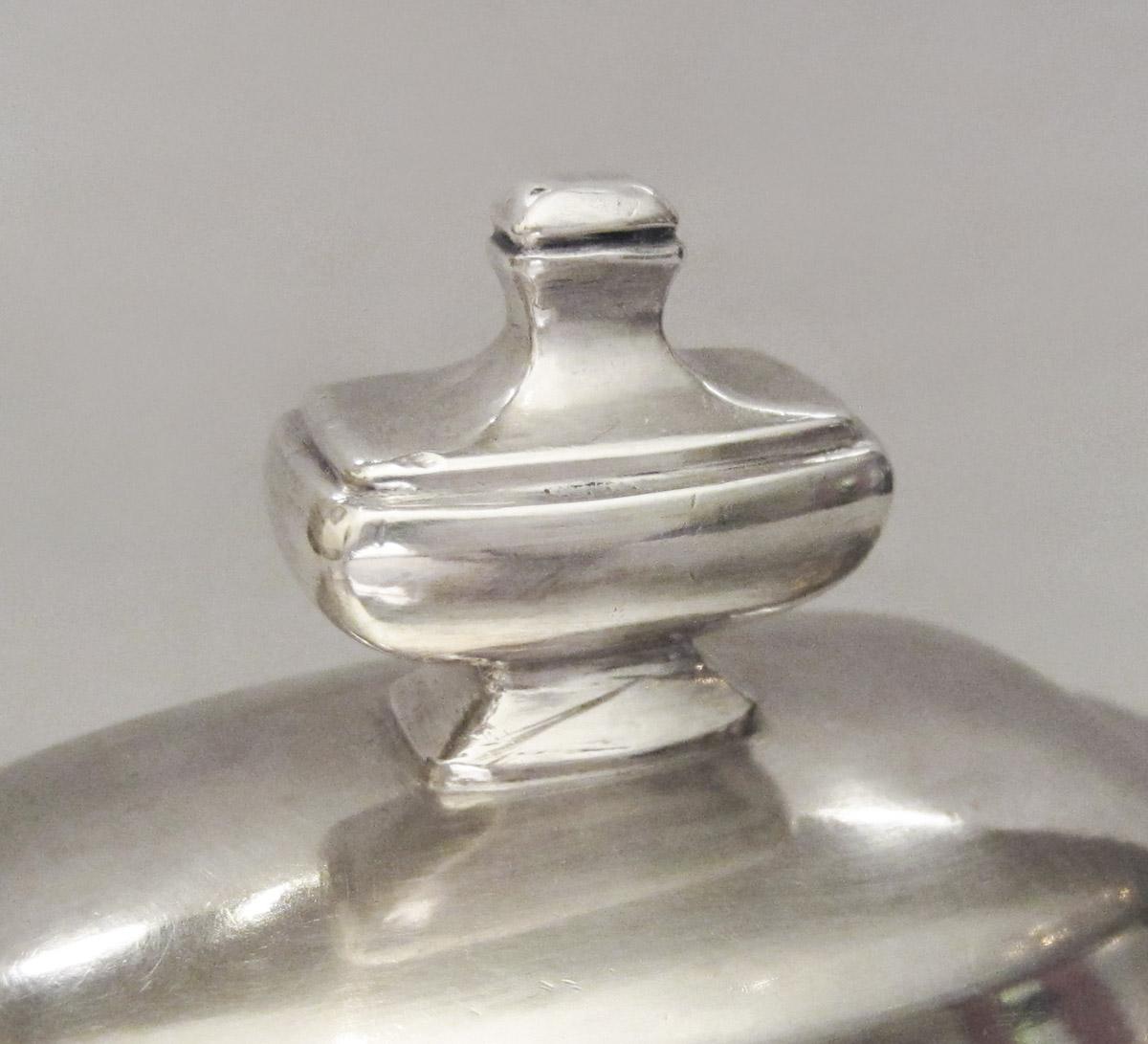 1990.0043.003 B Sugar bowl, lid, detail