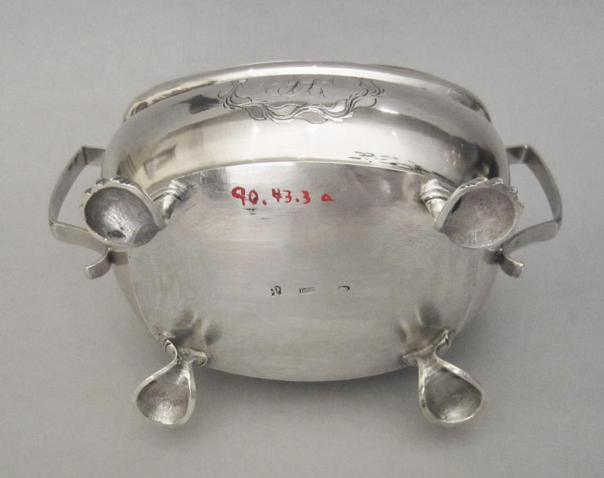 1990.0043.003 A Sugar bowl, underside
