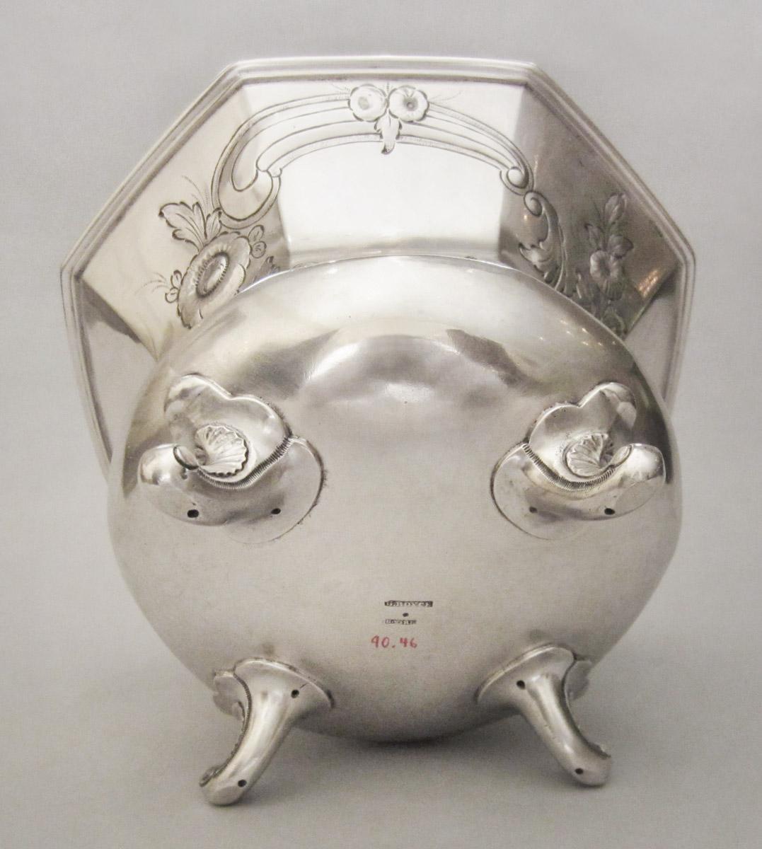 1990.0046 Bowl, underside