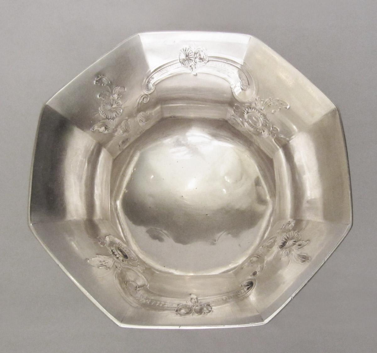 1990.0046 Bowl, interior