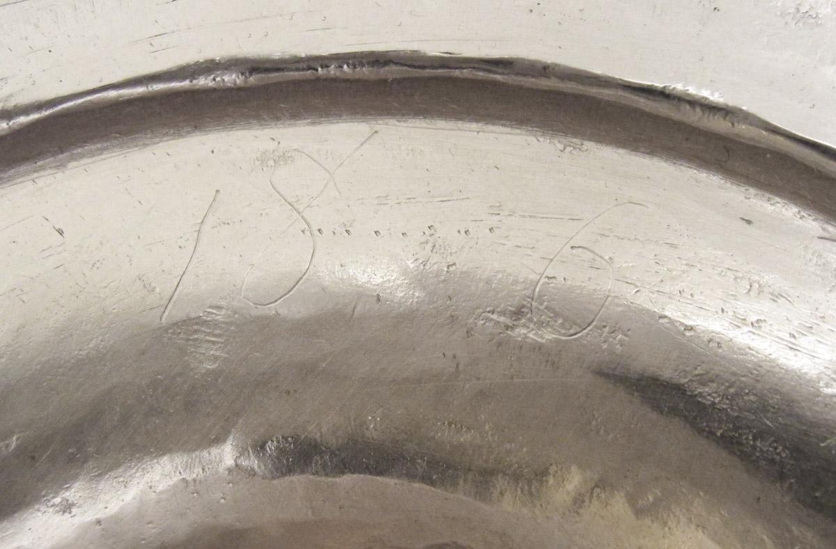 1990.0049 Slop bowl, inscription 1
