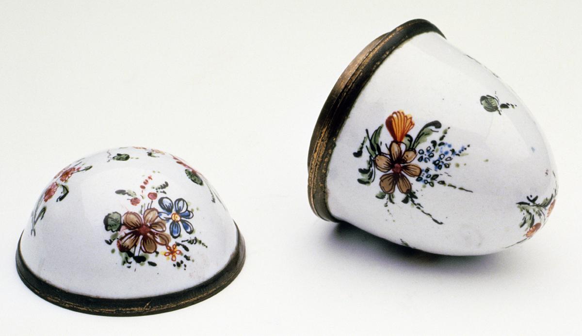 1990.0054 A, B Thimble Holder, View 2