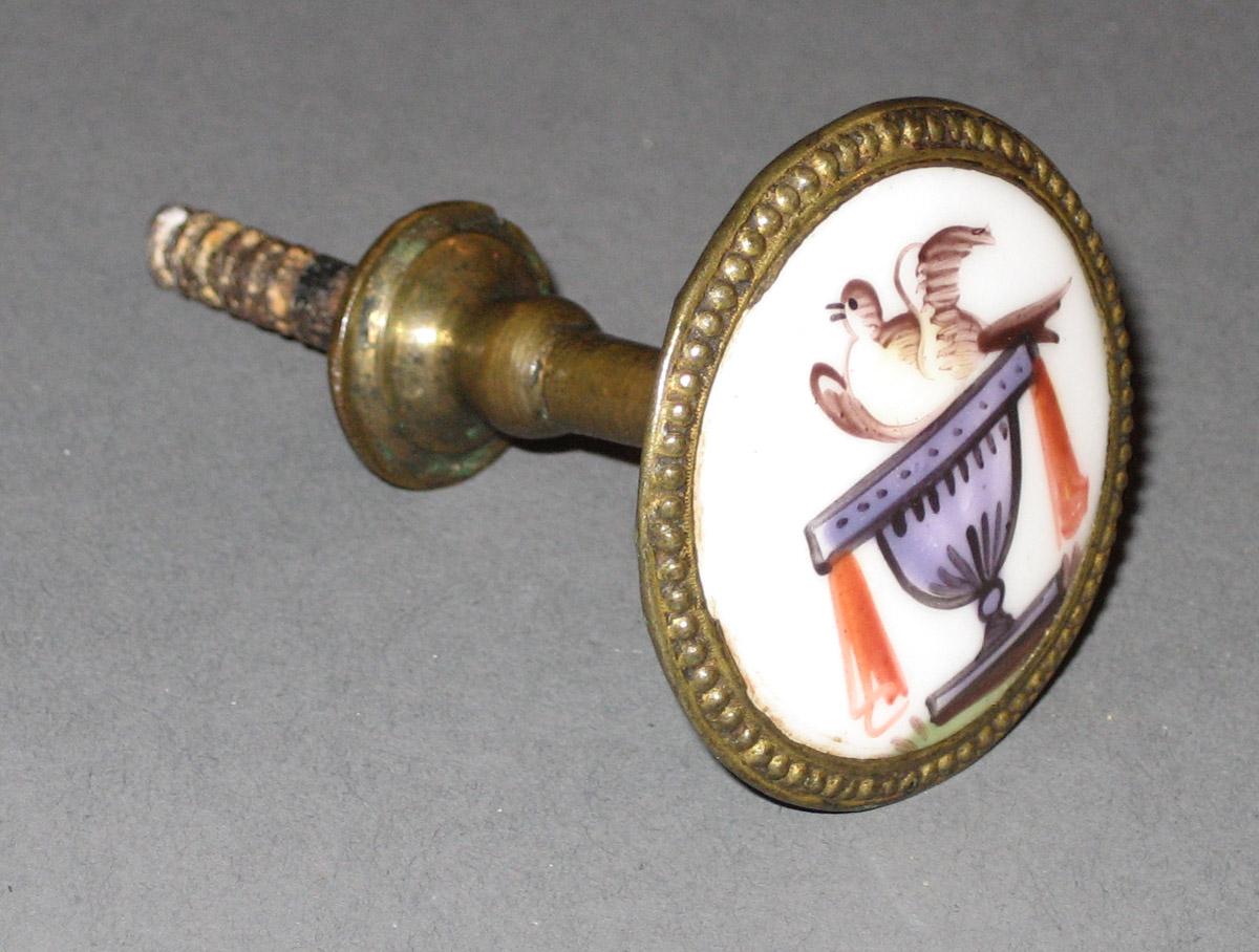 1990.0067.002 Cloak pin