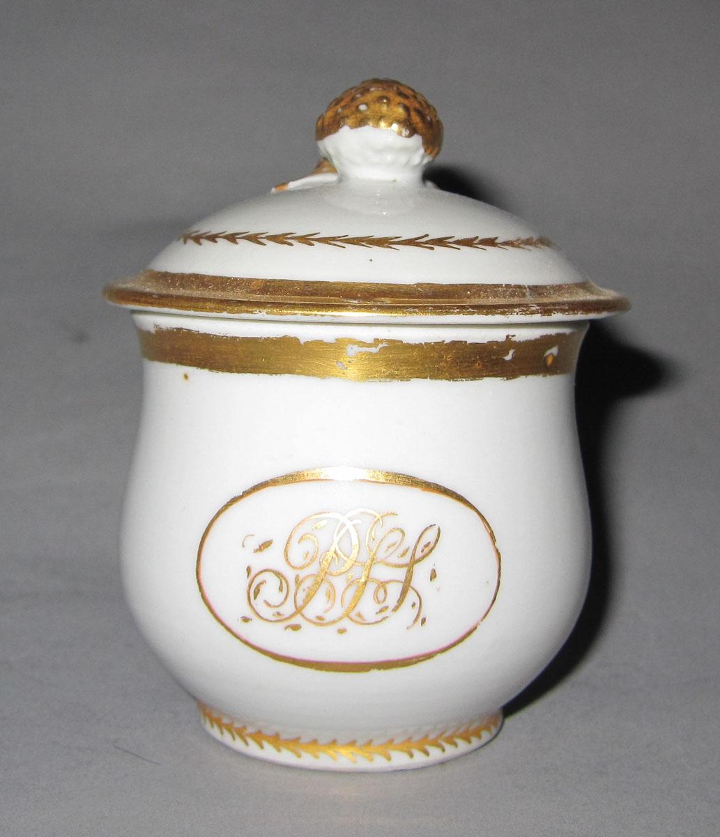 1990.0087.001 A,B Porcelain pot de creme medallion