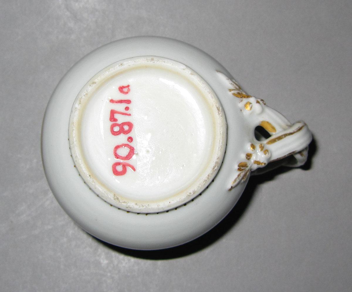 1990.0087.001 A Porcelain pot de creme underside
