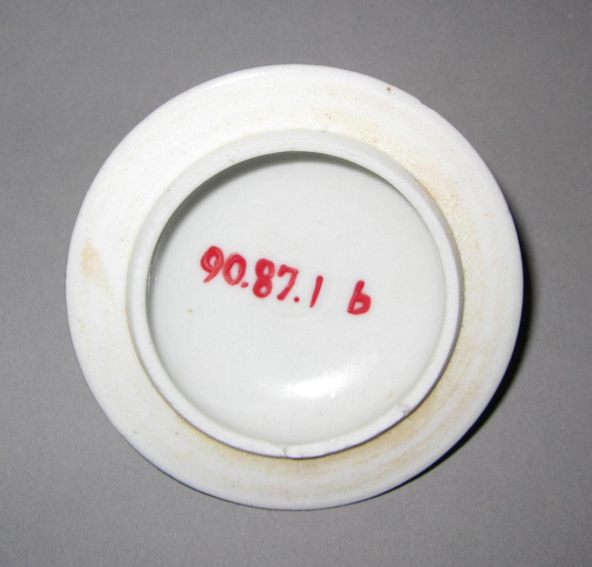 1990.0087.001 B Porcelain pot de creme cover underside