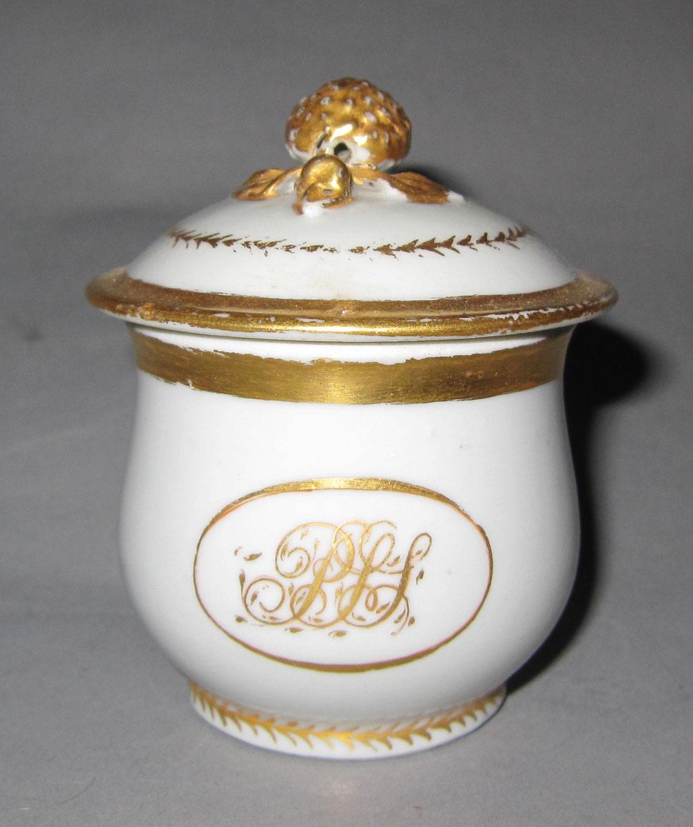 1990.0087.002 A,B Porcelain pot de creme medallion