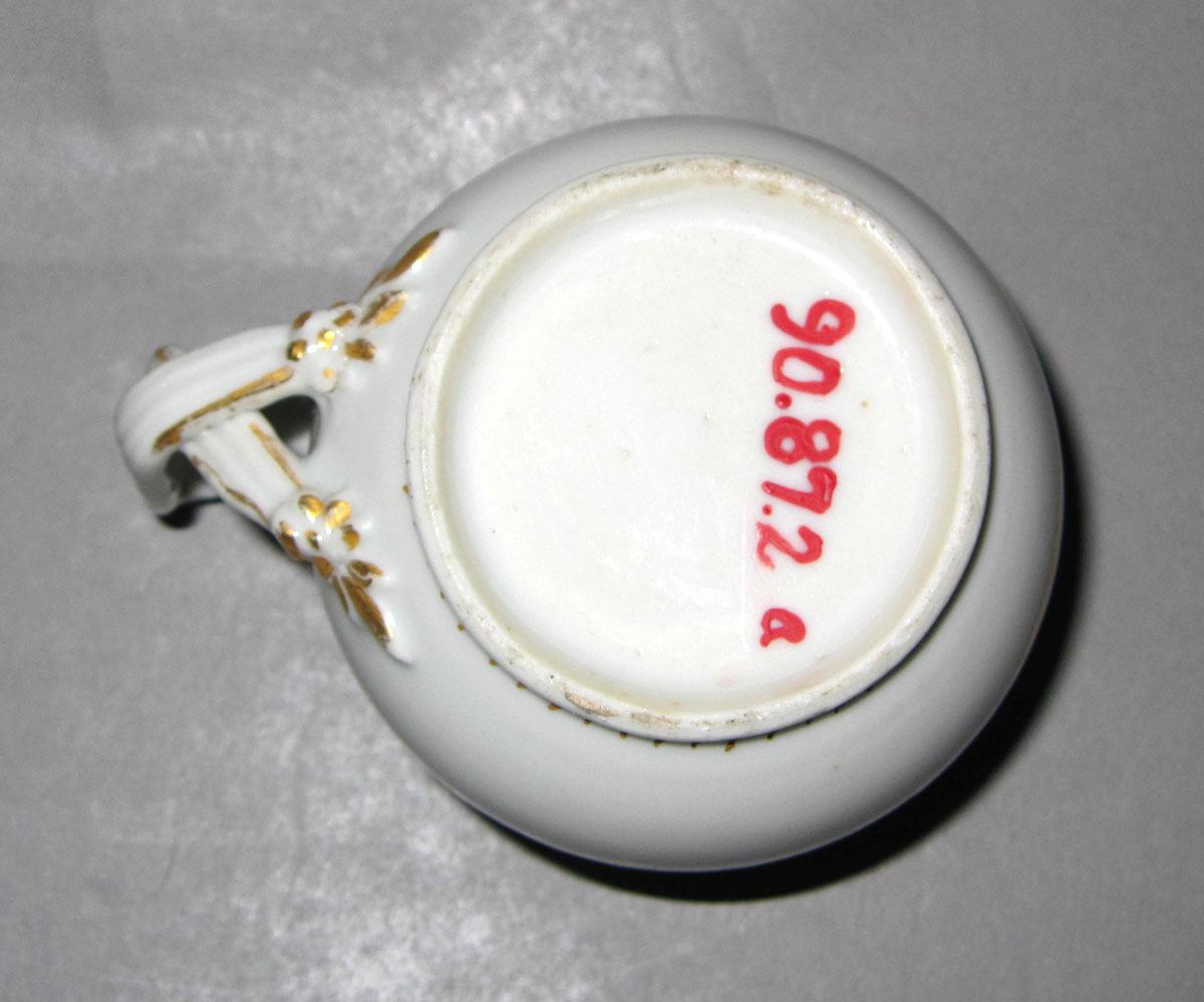 1990.0087.002 A Porcelain pot de creme underside