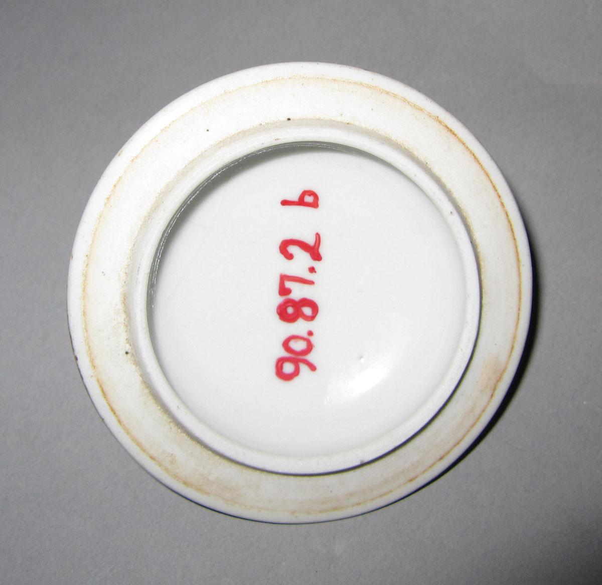 1990.0087.002 B Porcelain pot de creme cover underside