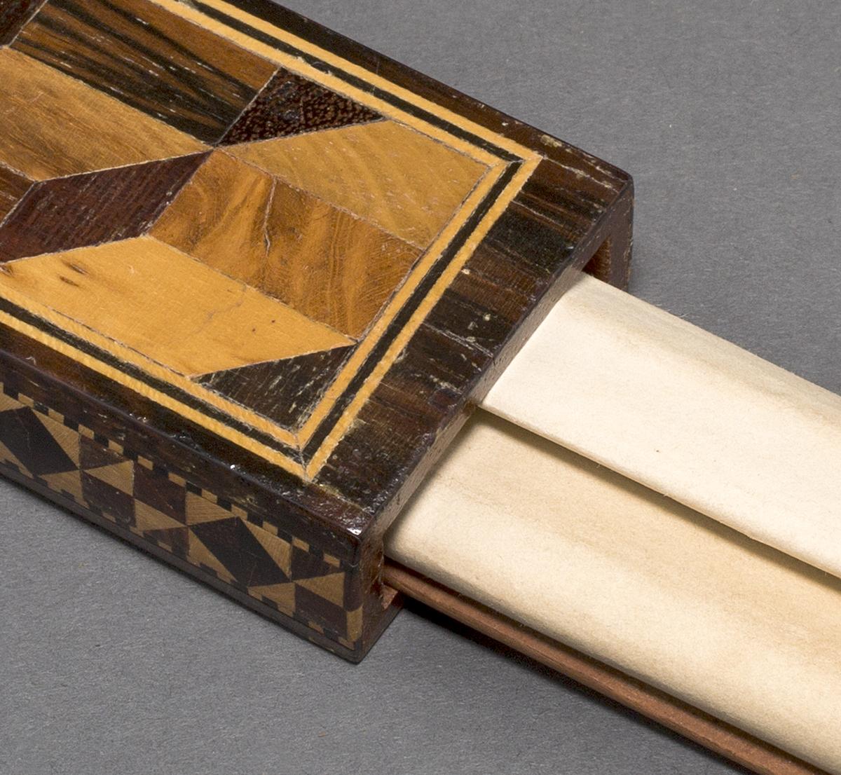 1991.0017 A,B Thread Holder, Detail