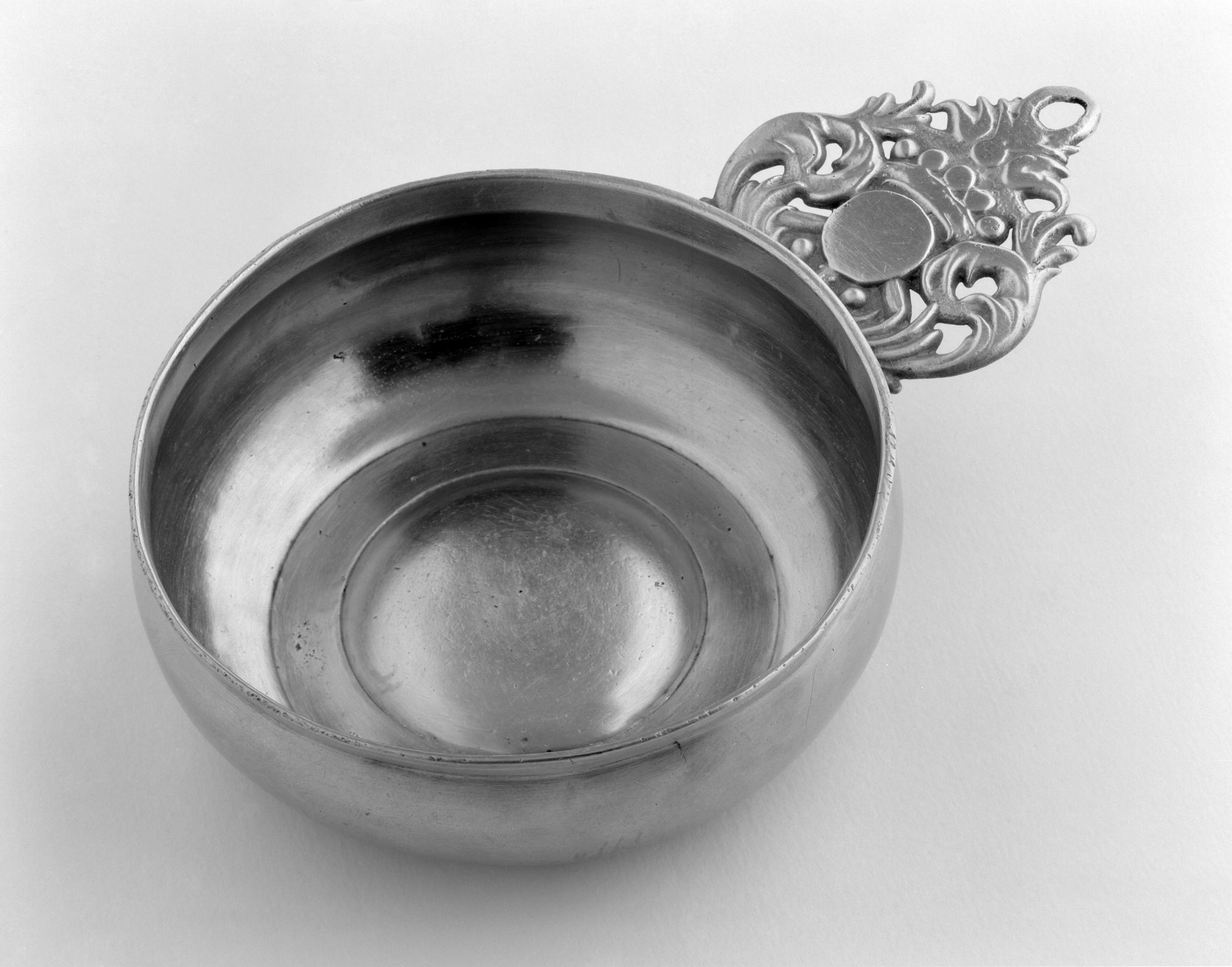 1958.0079 Pewter porringer