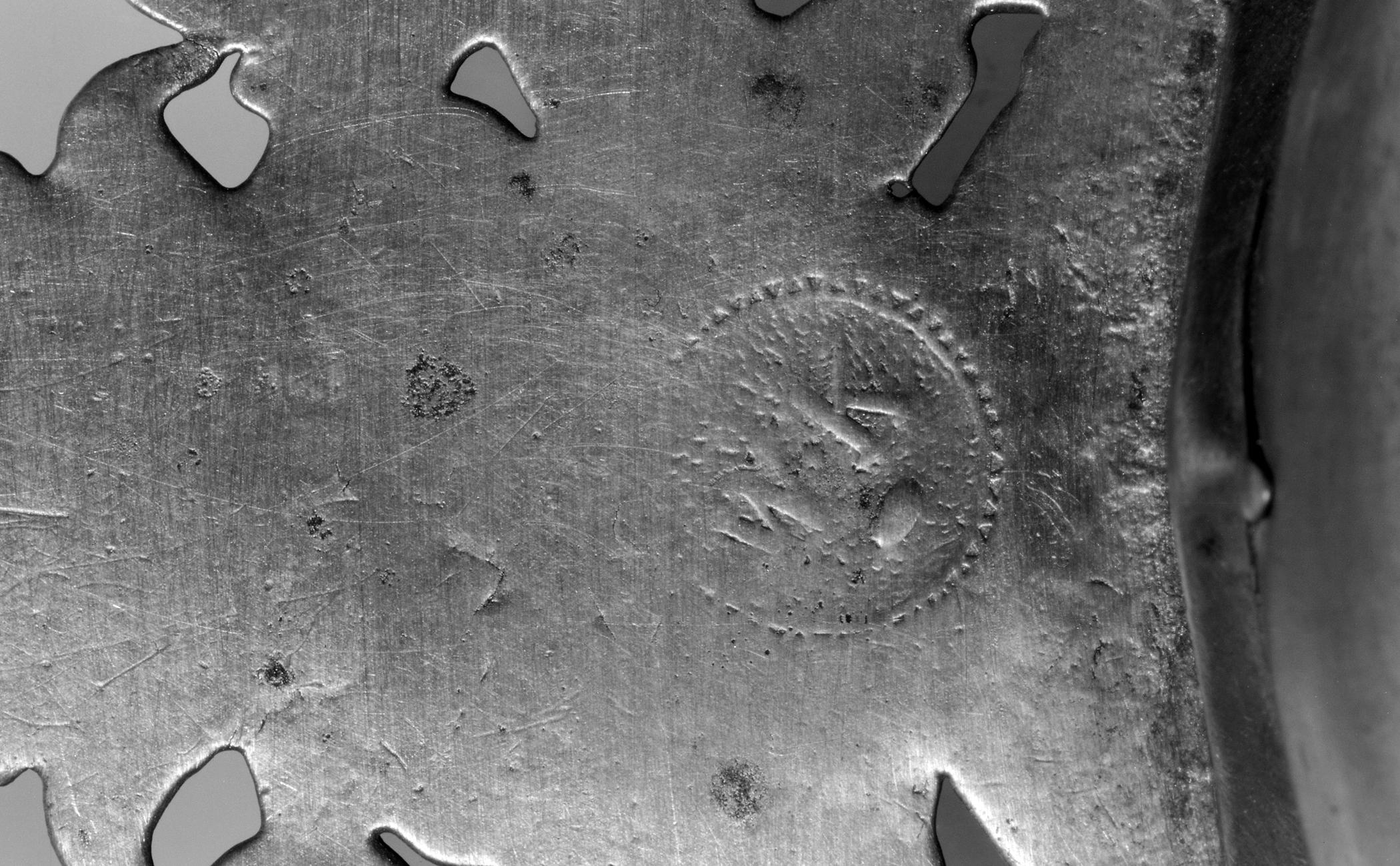 1958.0079 Pewter porringer (mark)