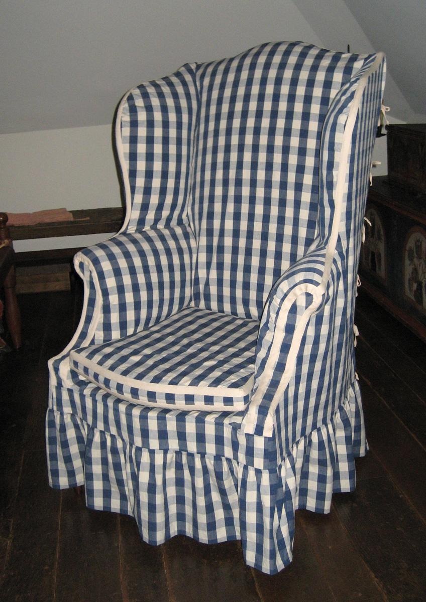 R2009.5007 slip cover on 1991.0037 Easy chair view 1
