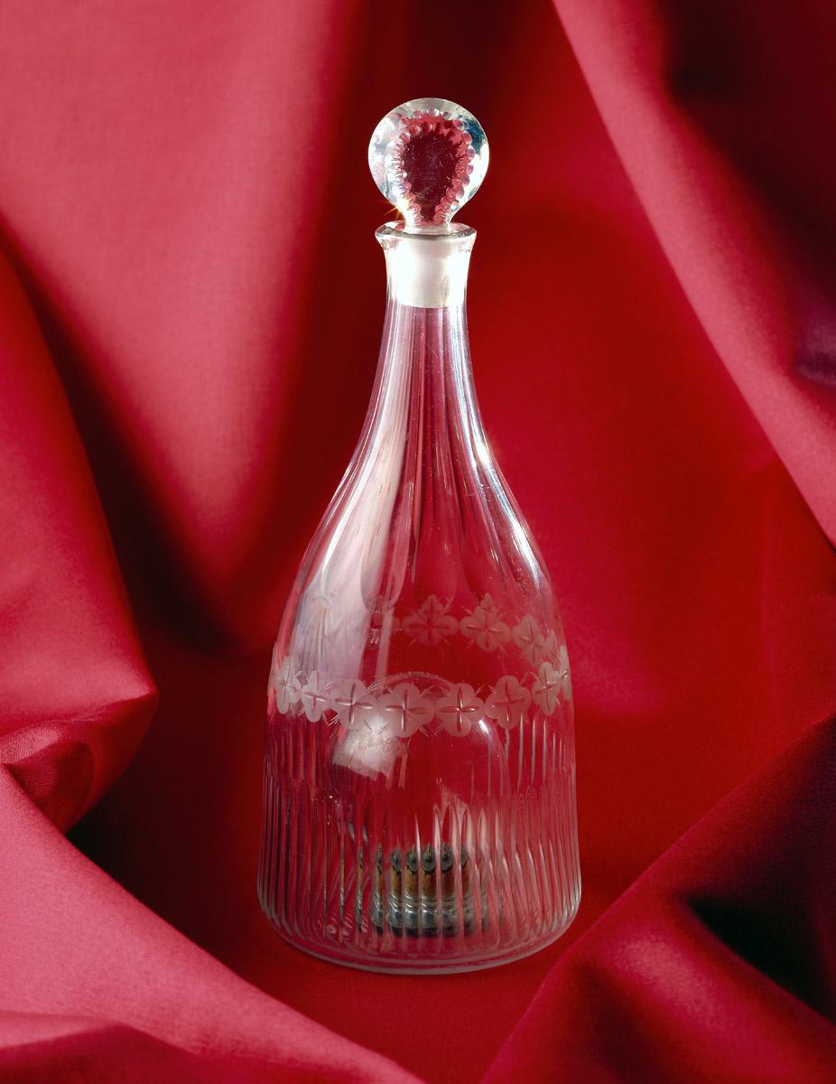 1991.0048 A, B Decanter (view 2)