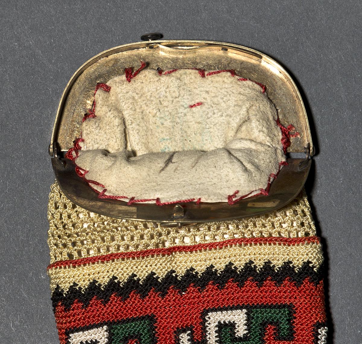 1991.0067 Purse, Inside