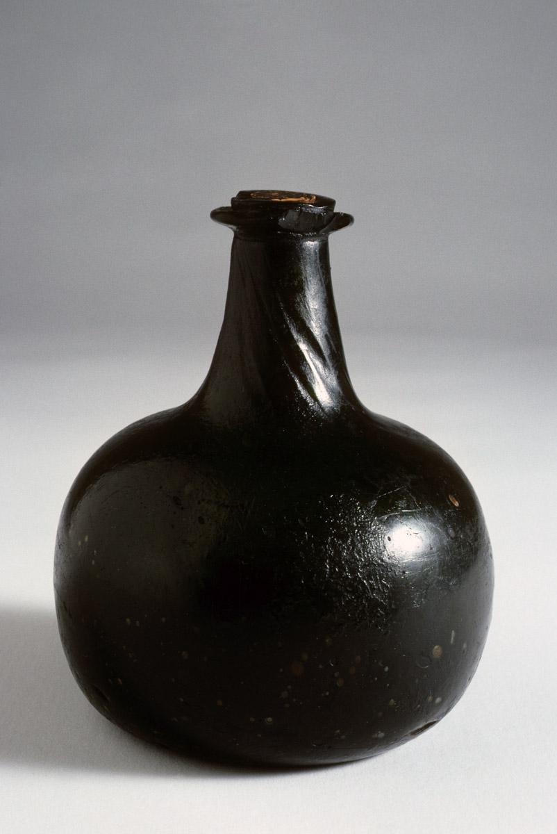 1958.0088.001 Glass wine bottle