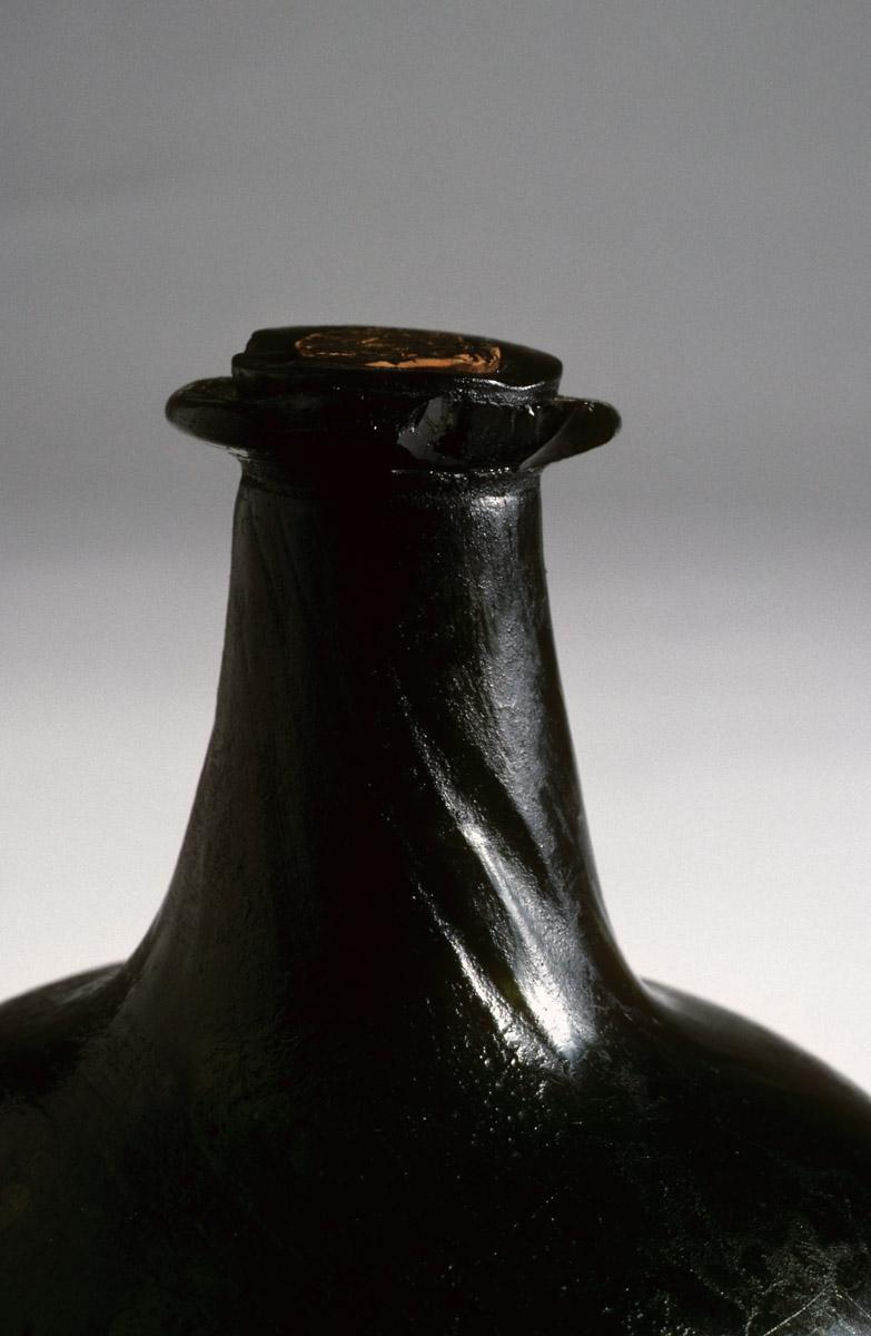 1958.0088.001 Glass wine bottle (detail)