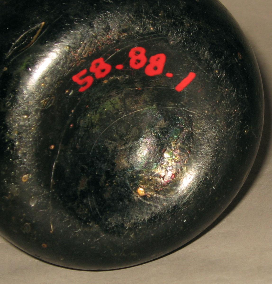 1958.0088.001 Glass wine bottle (underside)