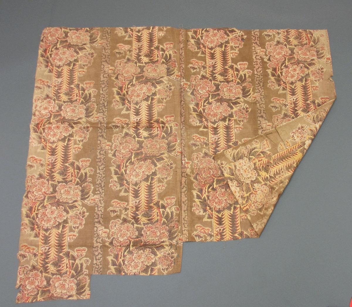 1958.0089.003 Textile, printed folded corner