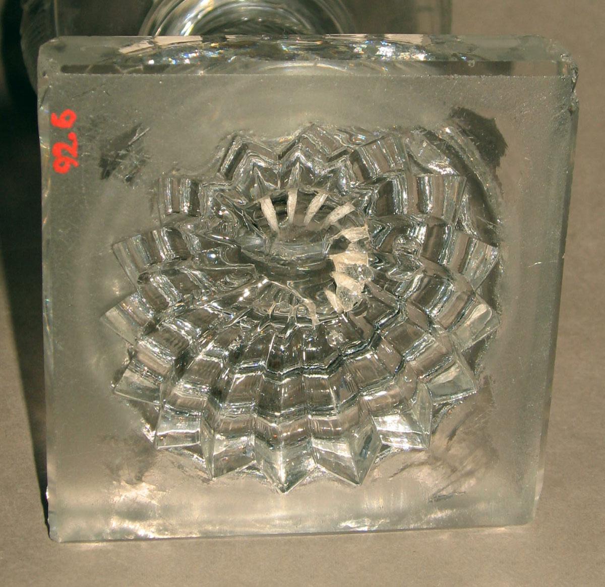 1992.0006 Glass oil lamp (underside)