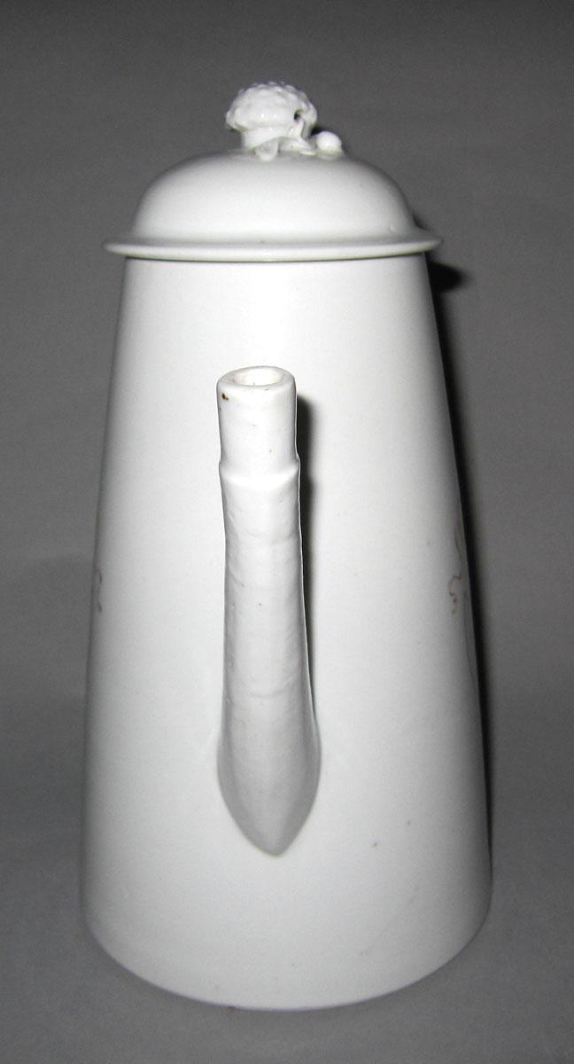 1992.0008 Porcelain coffee pot spout