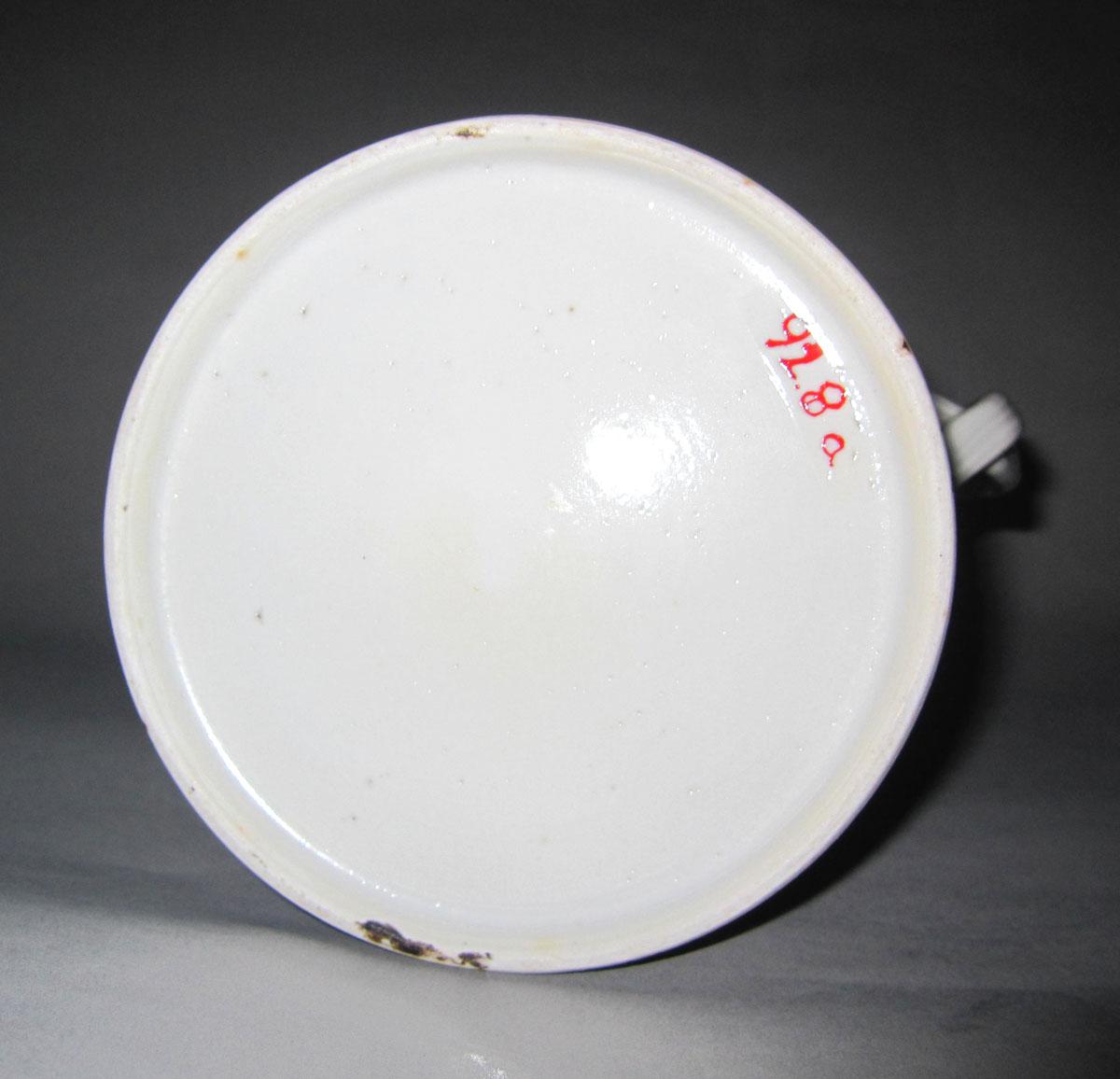 1992.0008 A Porcelain coffee pot underside