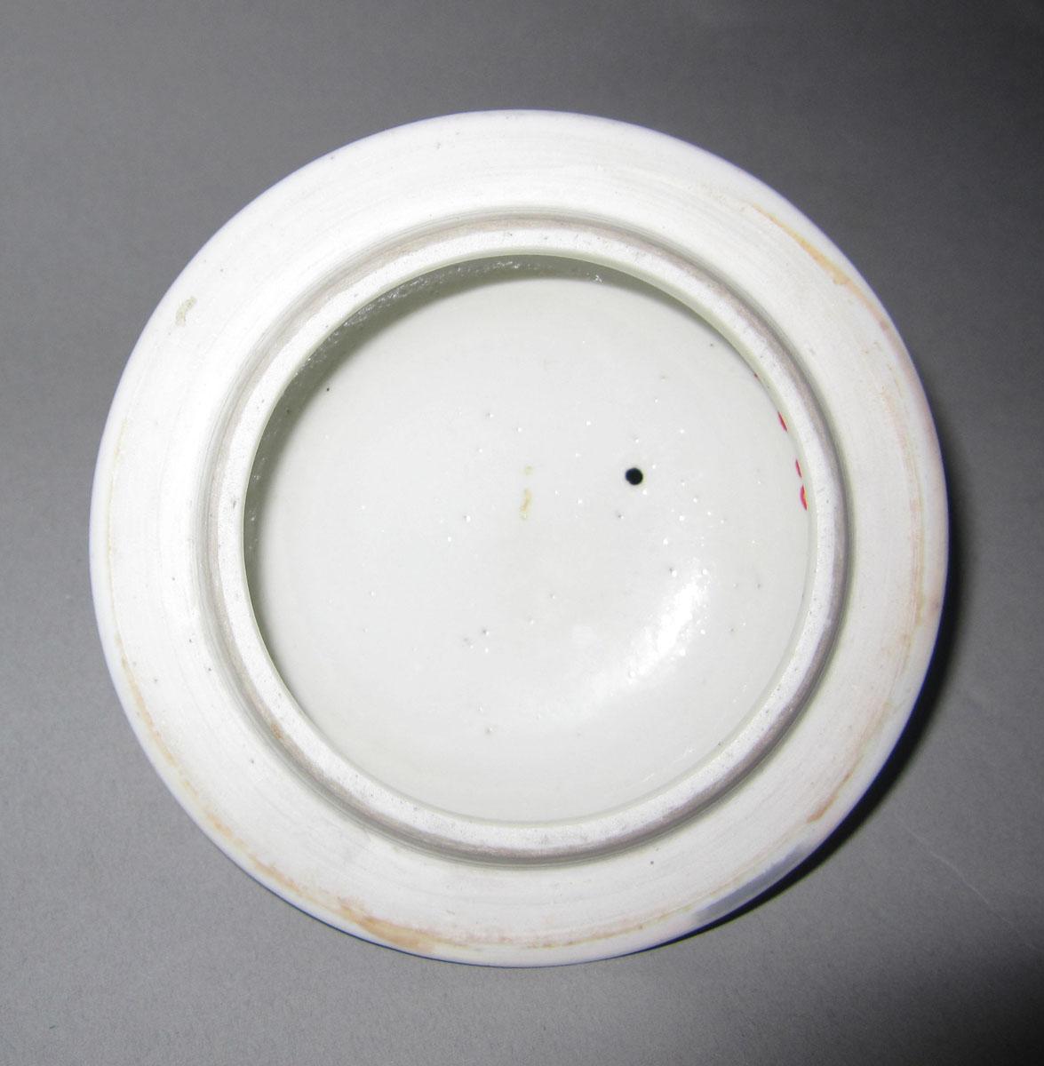 1992.0008 B Porcelain coffee pot cover underside