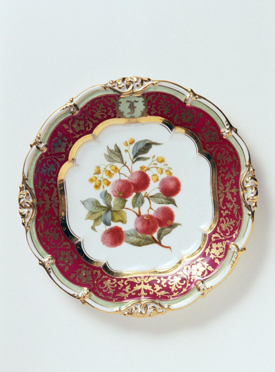 1992.0033 Porcelain dessert plate
