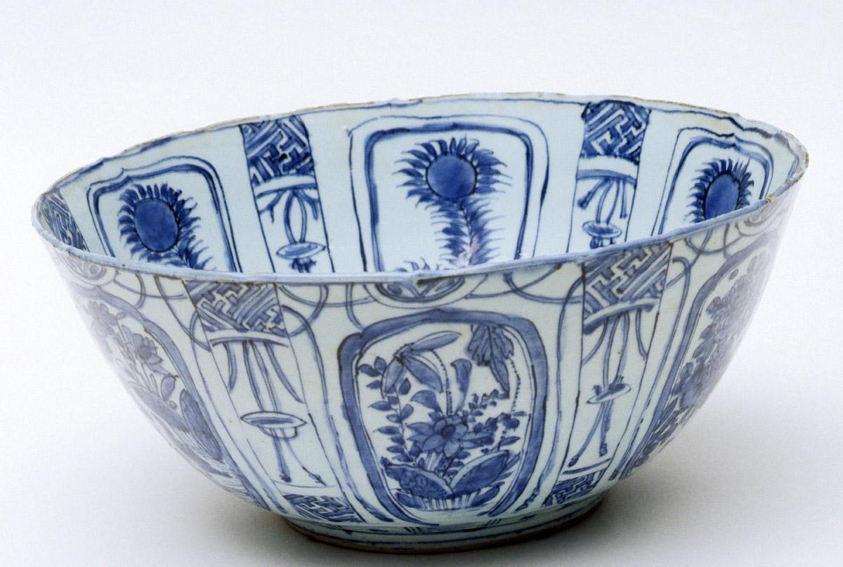 1992.0034 Chinese porcelain punch bowl