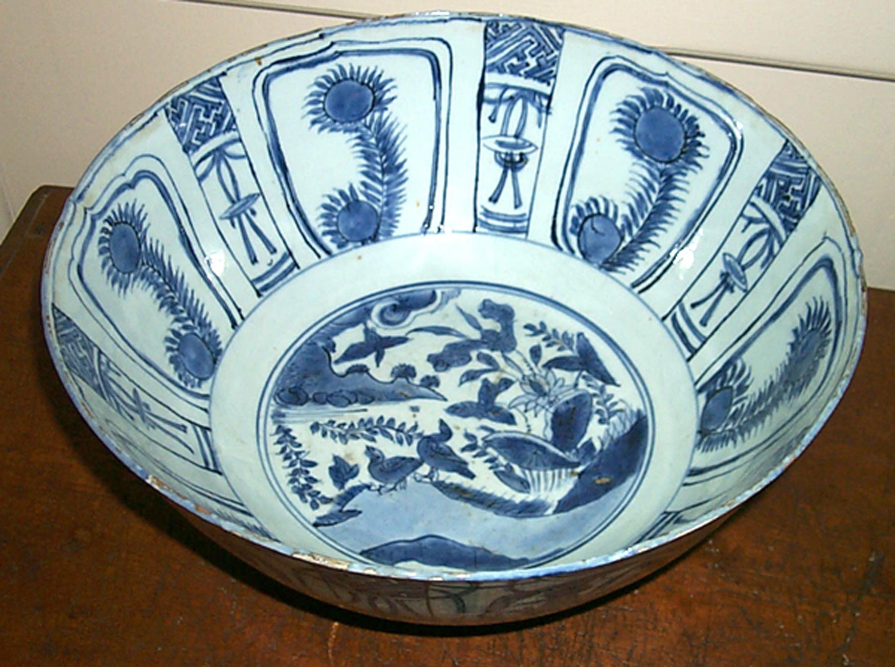 1992.0034 Chinese porcelain punch bowl (interior)