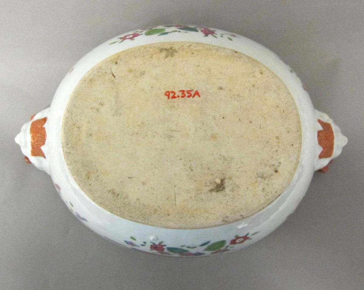 1992.0035 A Porcelain tureen underside